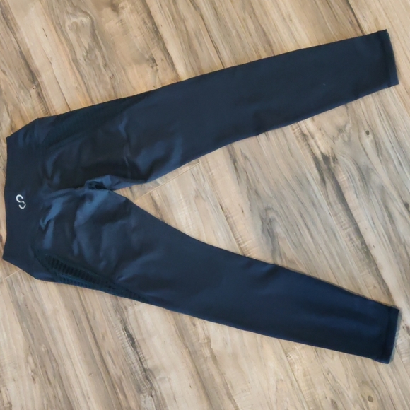 EUC CNC Black leggings with Striped Mesh Pockets - Picture 3 of 6